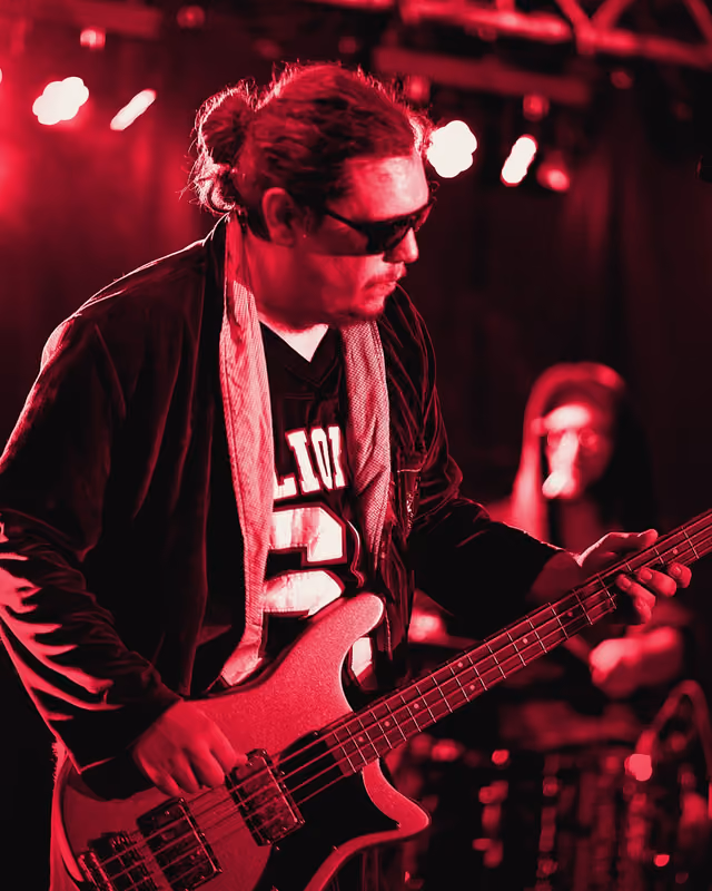 Tom Petting am Bass, Bademantel über der Schulter